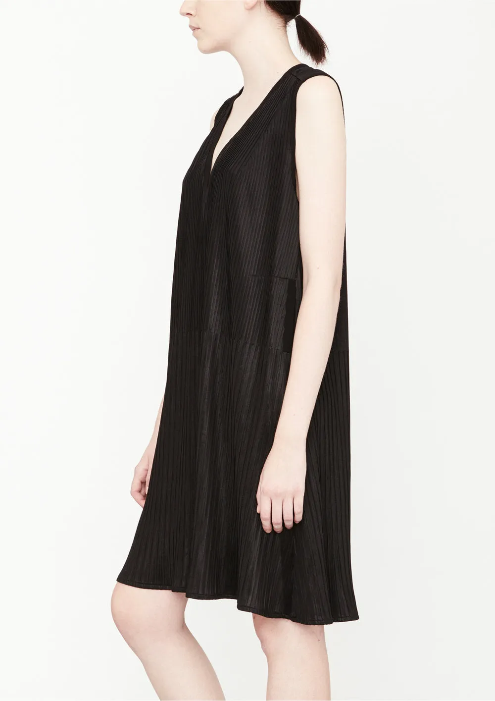 DRESS V-COLLAR SLEEVELESS - black pleated