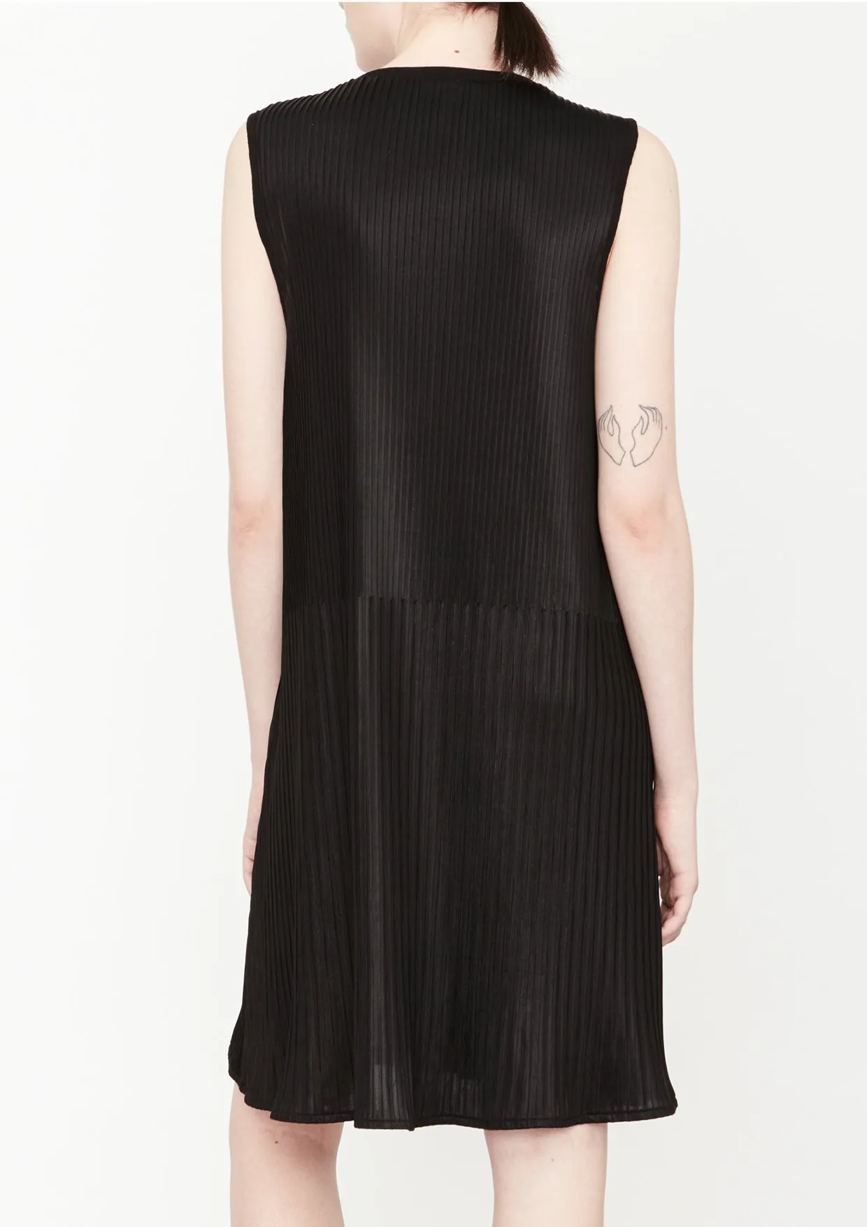 DRESS V-COLLAR SLEEVELESS - black pleated