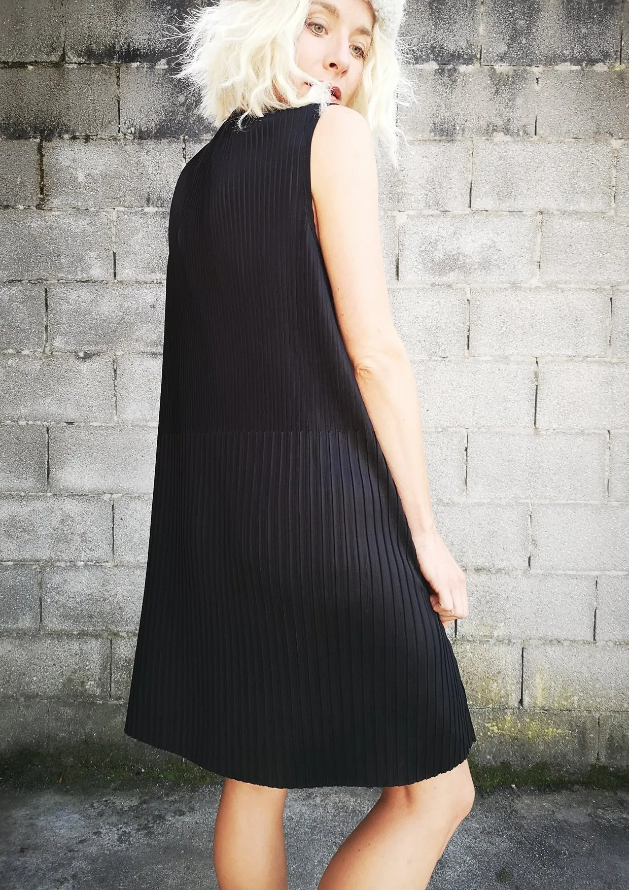 DRESS V-COLLAR SLEEVELESS - black pleated