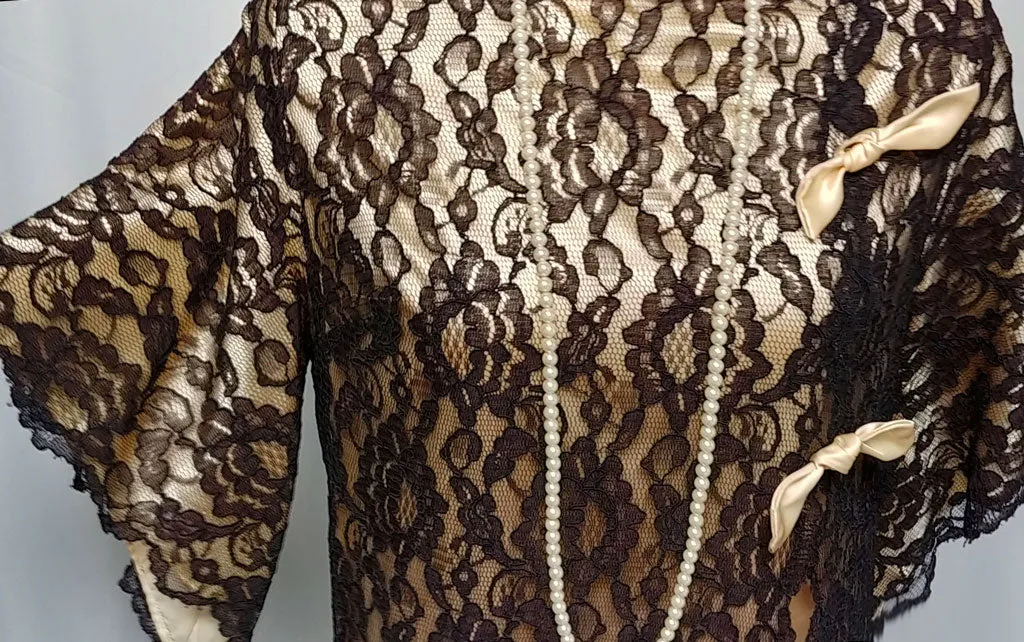 *GLAMOROUS VINTAGE ROVEL OF CALIFORNIA BLACK LACE & CHAMPAGNE SATIN DRESSING GOWN / LOUNGEWEAR / CAFTAN