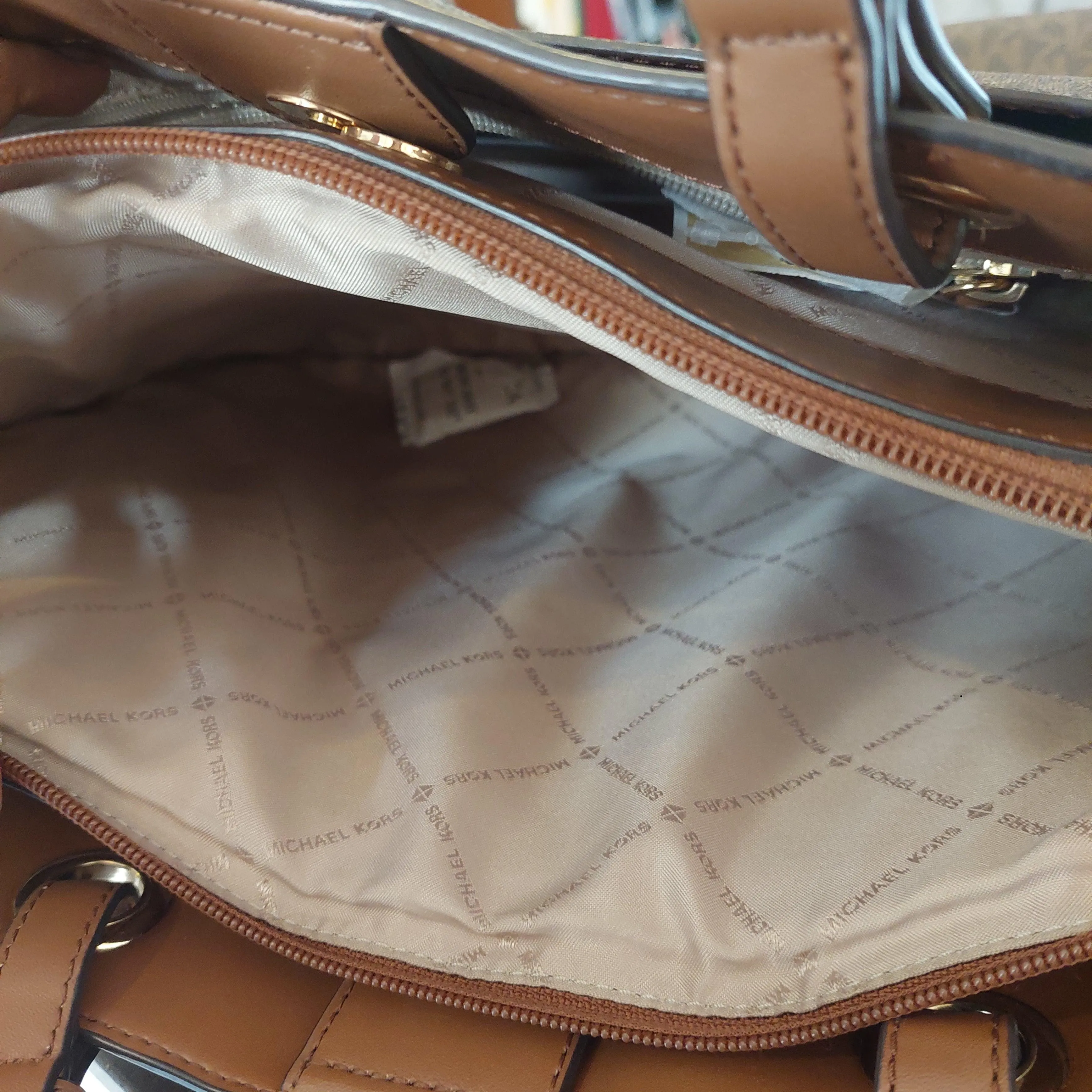 Pre-Loved Treasures - Michael Kors Monogram Large Jet Set Commuter Tote | Gently Used